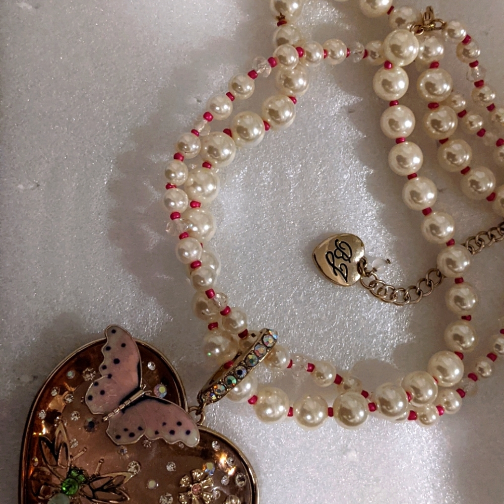 Betsy Johnson heart necklace